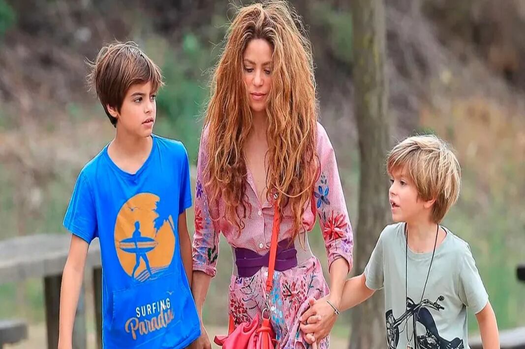 Shakira y sus hijos con Piqué, Milan y Sasha.