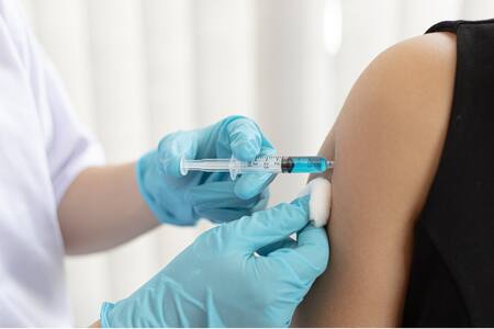¿Cuándo se aplica la vacuna contra Covdi-19 en México y quiénes la reciben primero?