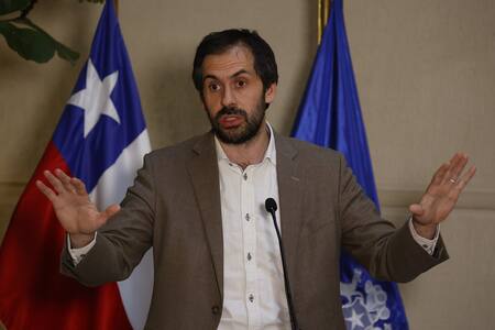 Viralizan polémicos tuits de ministro de Economía, Nicolás Grau, en contra de Carabineros