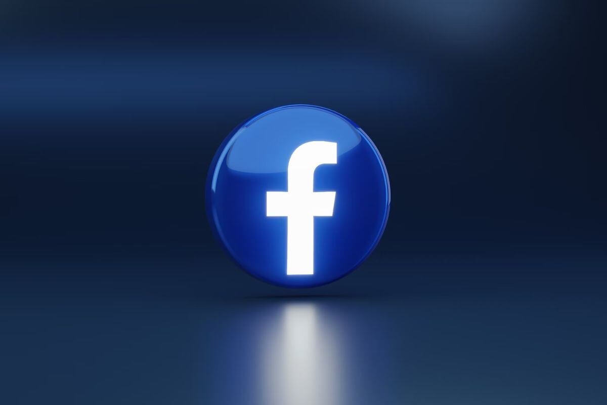 Logo 3D de Facebook en un fondo azul oscuro.