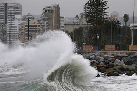 VIDEO | Con olas de hasta 7,5 metros: Emiten aviso por marejadas en toda la costa del país