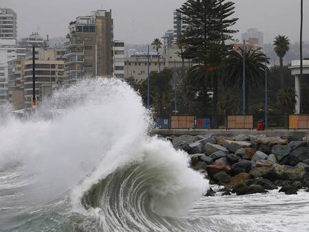 VIDEO | Con olas de hasta 7,5 metros: Emiten aviso por marejadas en toda la costa del país