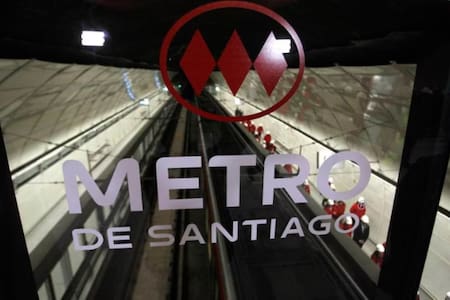 Metro de Santiago trabaja en reestablecer su frecuencia tras falla técnica en Línea 2
