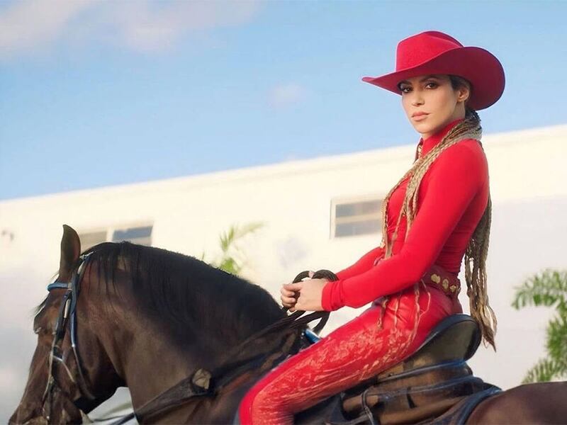 Shakira en el videoclip de "El Jefe", su colaboración con la banda Fuerza Regida