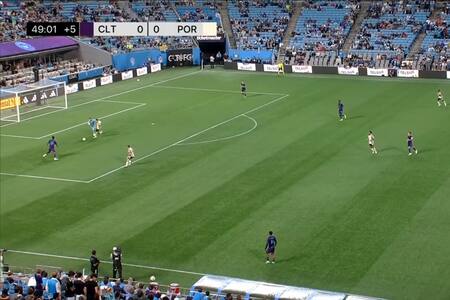 VIDEO | La jugada que demuestra el gran momento físico de Felipe Mora en la MLS: ¡se la quitó al arquero rival!
