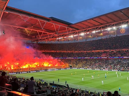 VIDEO | El “bengalazo” de los hinchas del Borussia Dortmund en Wembley