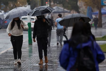 Meteoróloga Michelle Adam confirma más lluvia en Santiago: A qué sectores afectará y cuánta agua se espera
