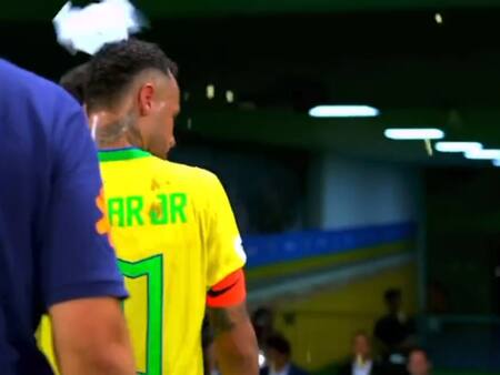 VIDEO | Sufren las supestrellas: rival escupió a Lionel Messi y le lanzaron palomitas a Neymar en Brasil