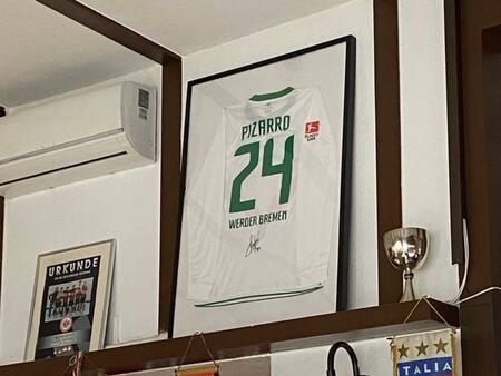 Ex Canciller celebró ver una camiseta en Alemania en honor a David Pizarro: era del delantero peruano