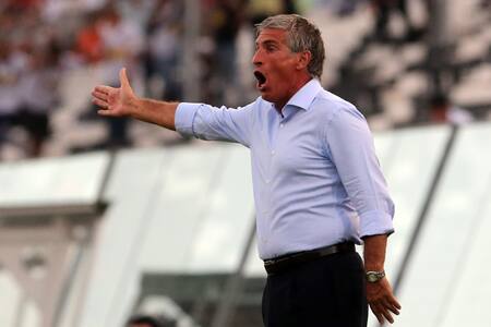 Recordado ex DT de Colo Colo dejó currículum para ser el nuevo entrenador de Mauricio Isla en Argentina