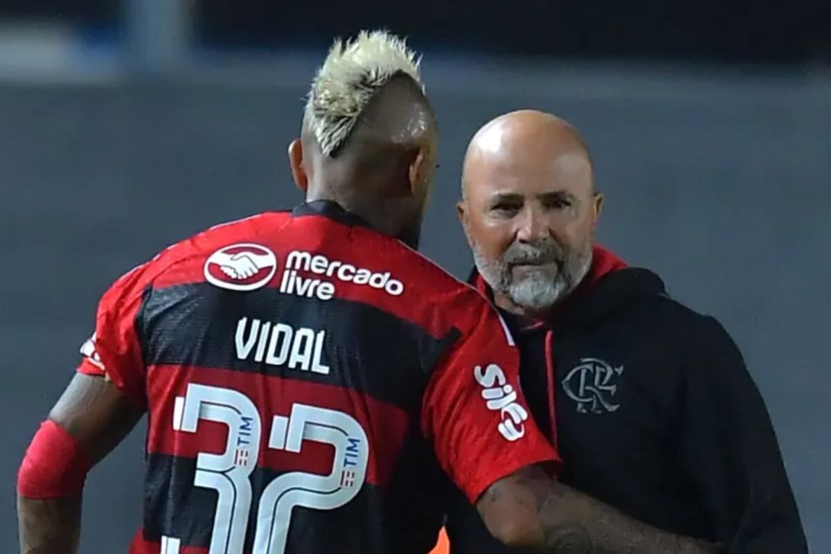 Arturo Vidal de espalda, y Jorge Sampaoli en primer plano en su etapa en el Flamengo.