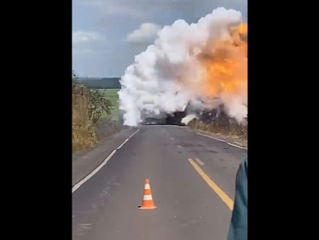 VIDEO | Captan momento exacto en el que camión cisterna explota en plena carretera en Brasil
