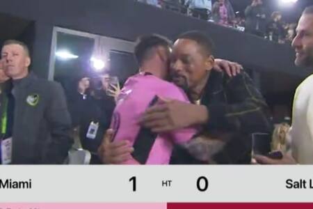 VIDEO | Saludo de estrellas: así fue el encuentro entre Lionel Messi y Will Smith en pleno partido del Inter Miami