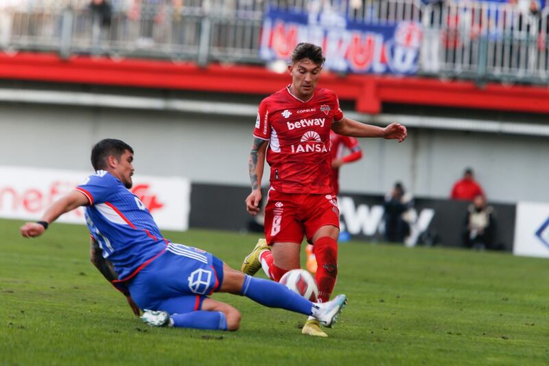 Rodrigo Cisterna jugando en el duelo entre Ñublense y Universidad de Chile.