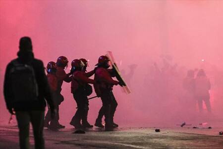 VIDEO | No solo pasa en Chile: hinchas del Athletic de Bilbao se enfrentaron a la policía en la Copa del Rey